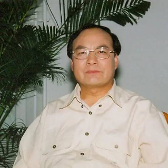 穿着蓝色衬衫的男子描述已自动生成